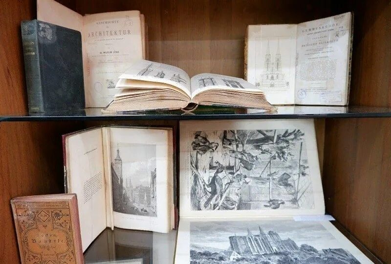 Книжная выставка пушкину в библиотеке. Книжная выставка пушкину в библиотеке. Репин книжная выставка в библиотеке. Название выставки. Репин книжная выставка в библиотеке.