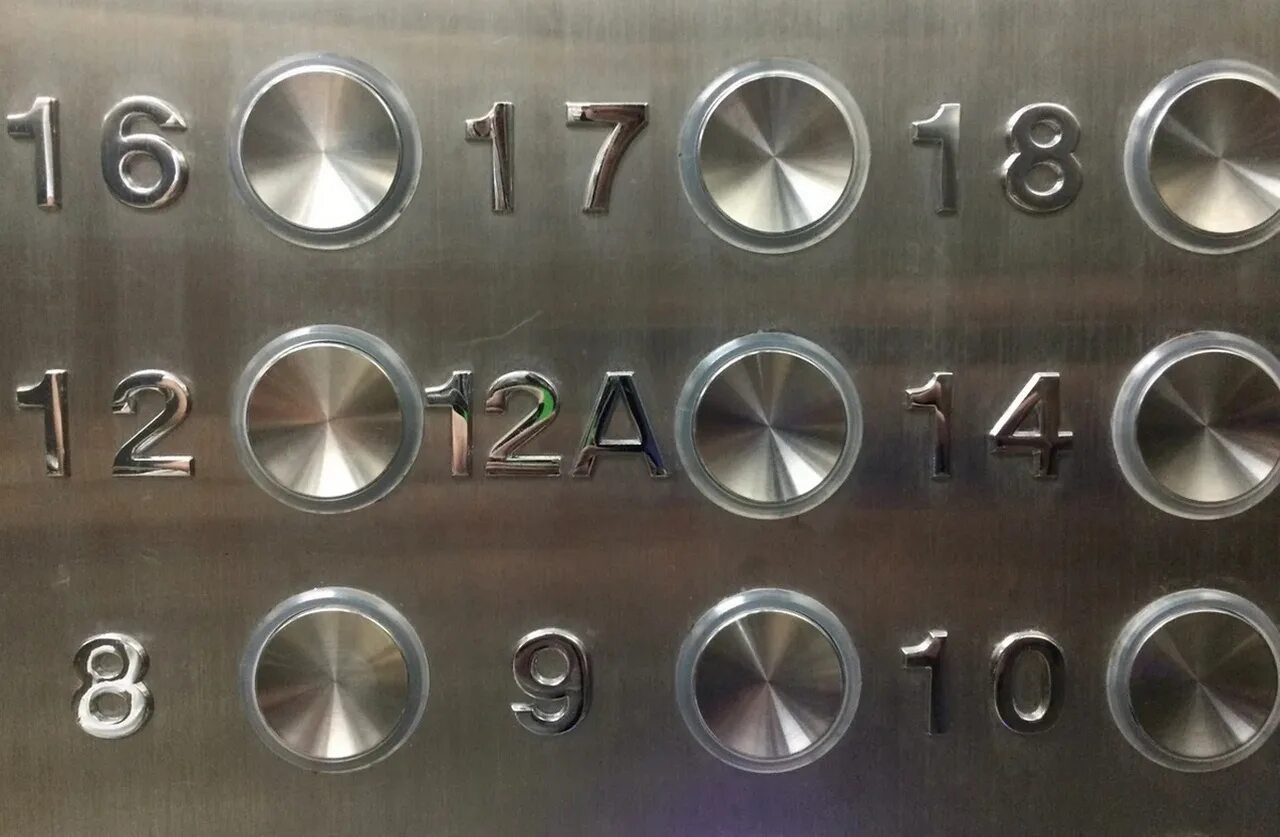 Почему нет 13 про. Лифт без 13 этажа. Кнопка лифта на Америку. Лифт без кнопки 13. Лифт в Америке без 13 этажа.
