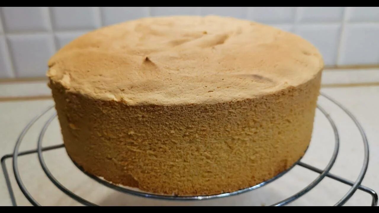 Бисквит в кольце без дна. Бисквит на сковороде без духовки. бисквит в духовке. кольцо для бисквита. бисквит для торта пышный в духовке домашних.