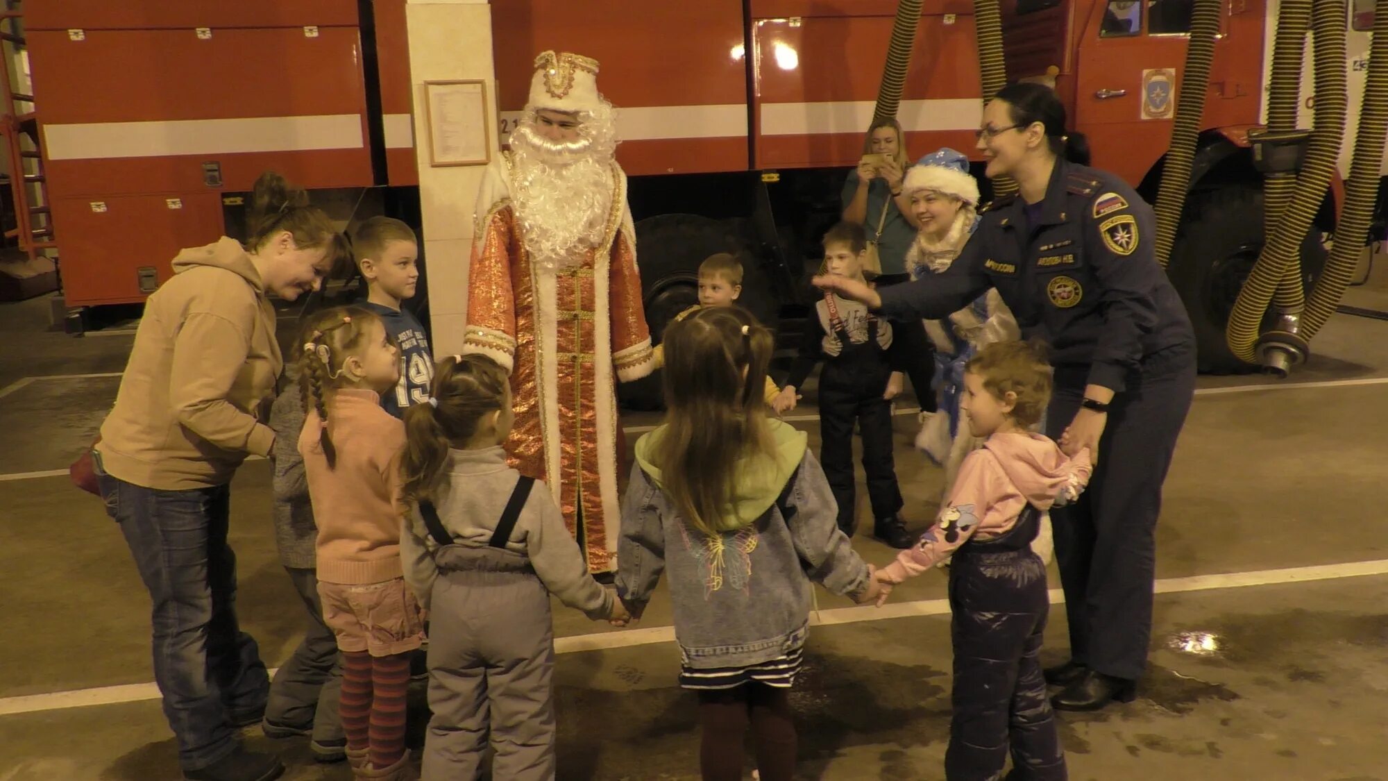 Новый год дети. Рейму хакурей зима. Новогодний спектакль театр. Чбд новый год 2024. Поздравление с новым годом медицинских работников.