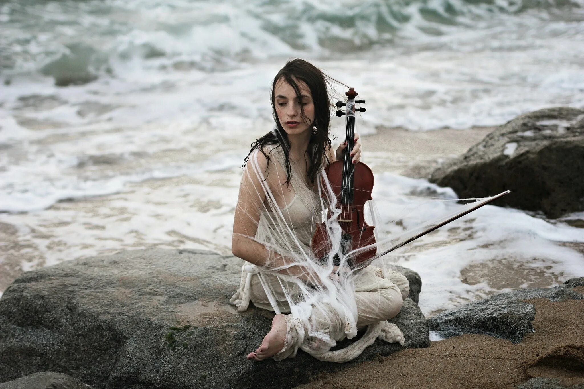 Безумно красивая мелодия. Девушки со скрипкой. Девушка скрипачка. Девушка со скрипкой на берегу моря. Девушка скрипка море.
