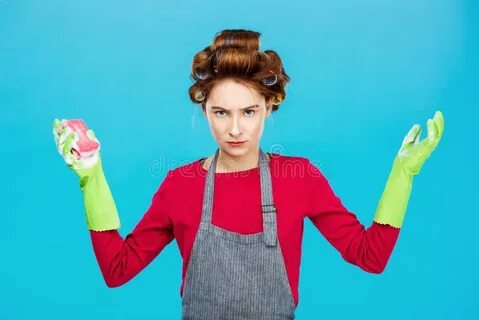 Женщина в резиновых перчатках