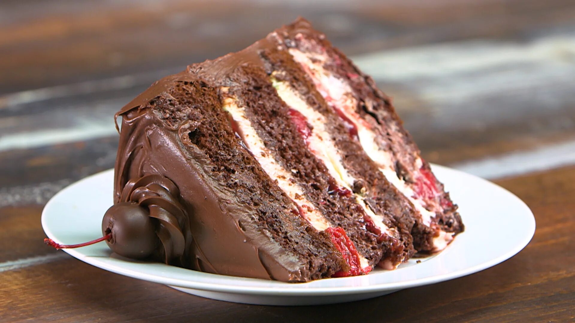 This is my cake. Блэк Форест торт. Шоколадный торт с клубничным конфи. Торт с вишней. Торт "шоколадный с вишней".