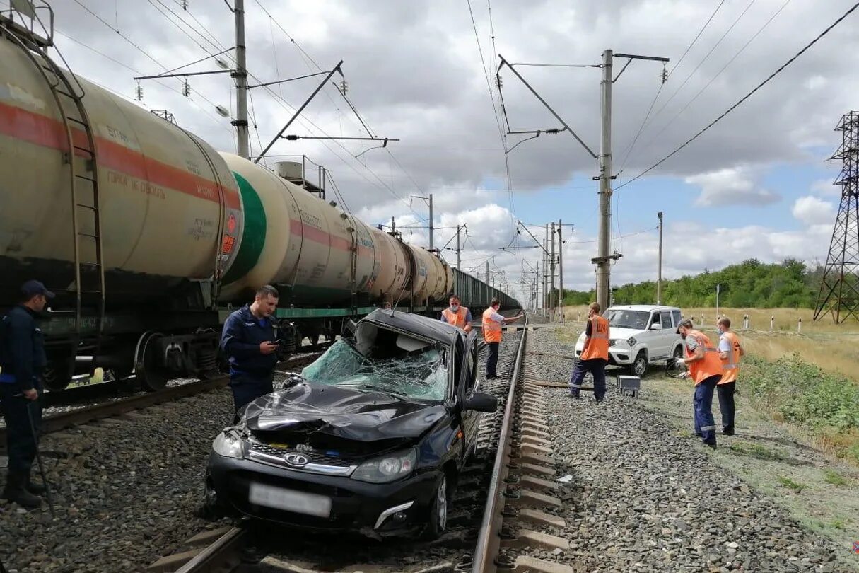 Столкновение поезда с машиной. Грузовой поезд. Дорожно-транспортные происшествия на железнодорожных переездах.