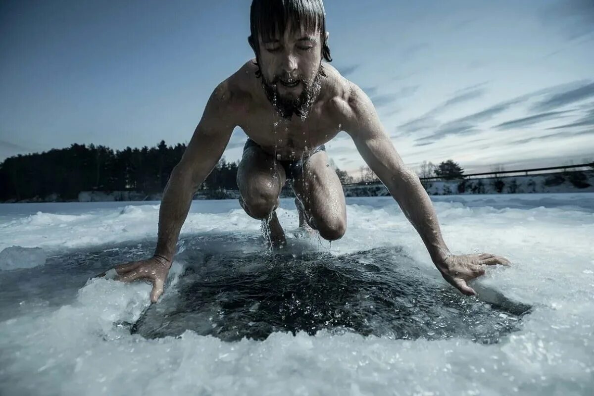 Нырять в холодную воду. Закаливание. Закаливание холодной водой. Ныряние в прорубь. В холодной воде на несколько