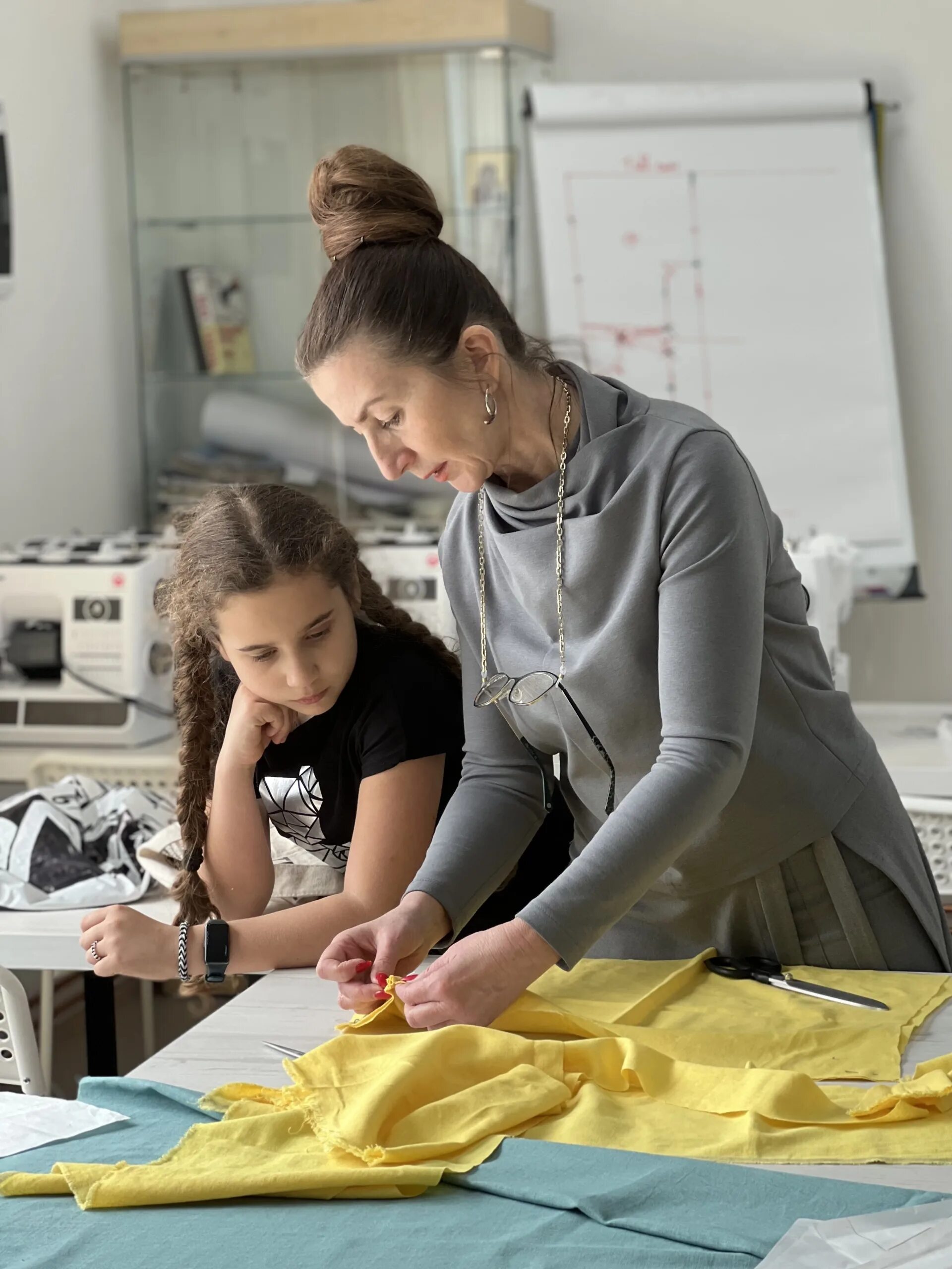 Юный модельер. Детская швейная машинка klein 7901. Юные модельеры и дизайнеры. Юный дизайнер. Детская швейная машинка klein 7901.