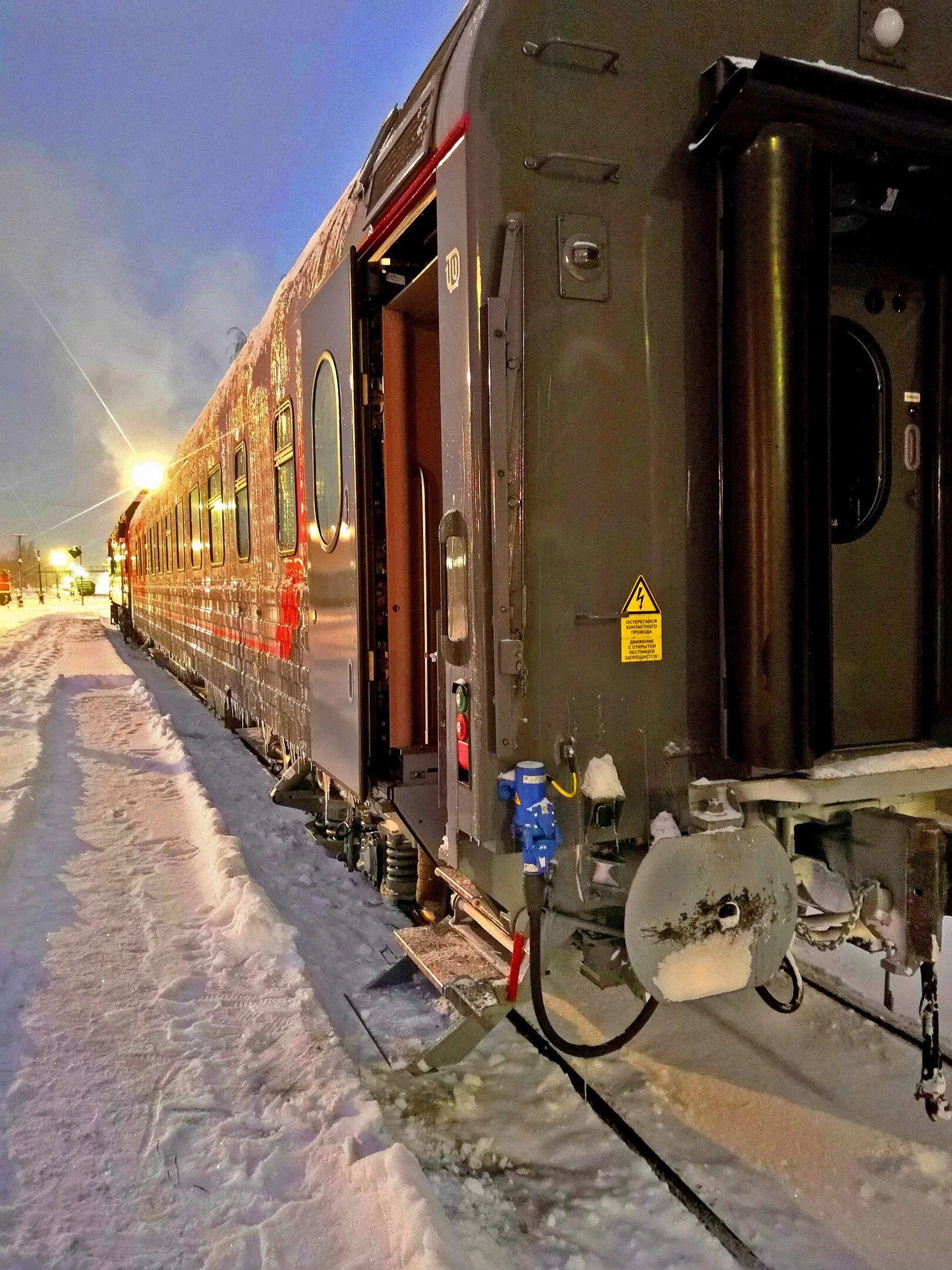 Вагоны пригородных поездов. Поезд 6831 Боровичи — Угловка. Боровичи Угловка. Пригородный поезд Боровичи — Угловка. Пригородный вагон.