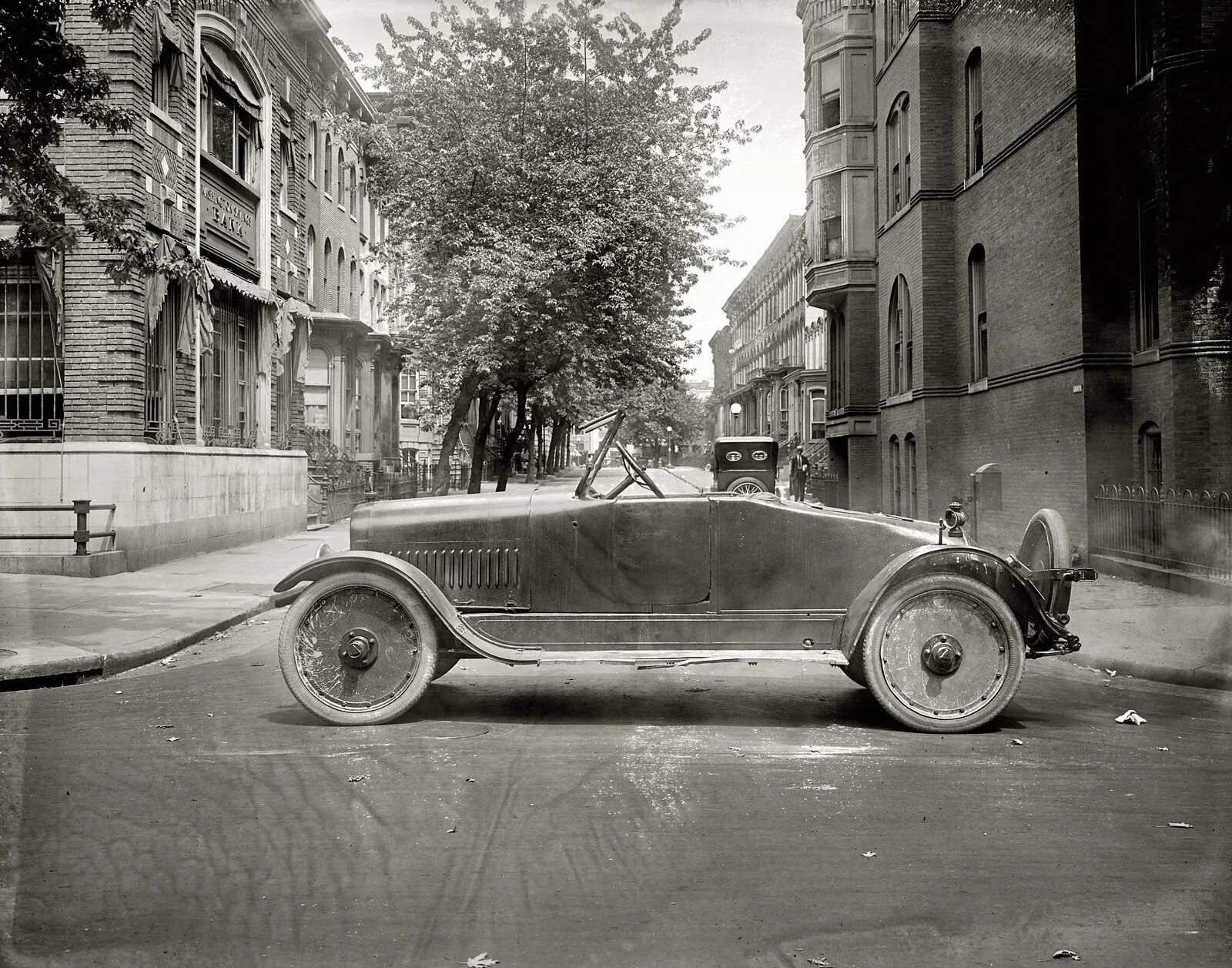 Пробег старых автомобилей. Хадсон автомобиль 1920. Хадсон 1920 года машина. Старинные авто. Старые ретро машины.