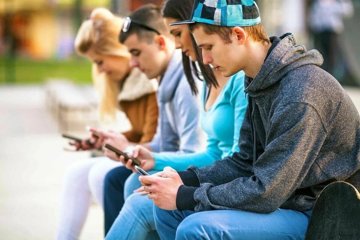 Про современность. Современная молодежь. Увлечения молодежи. Молодежь с гаджетами. Подросток со смартфоном.