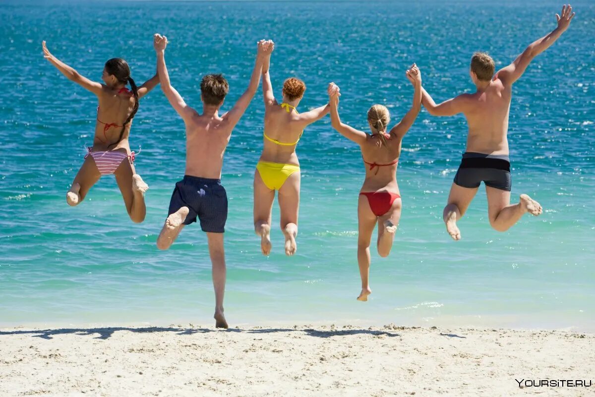 Летнее путешествие. Семья на пляже. Лето море. Люди отдыхают на море. Лето пляж.