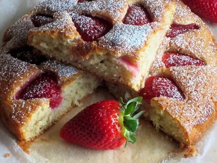 Шарлотка из клубники в духовке простой