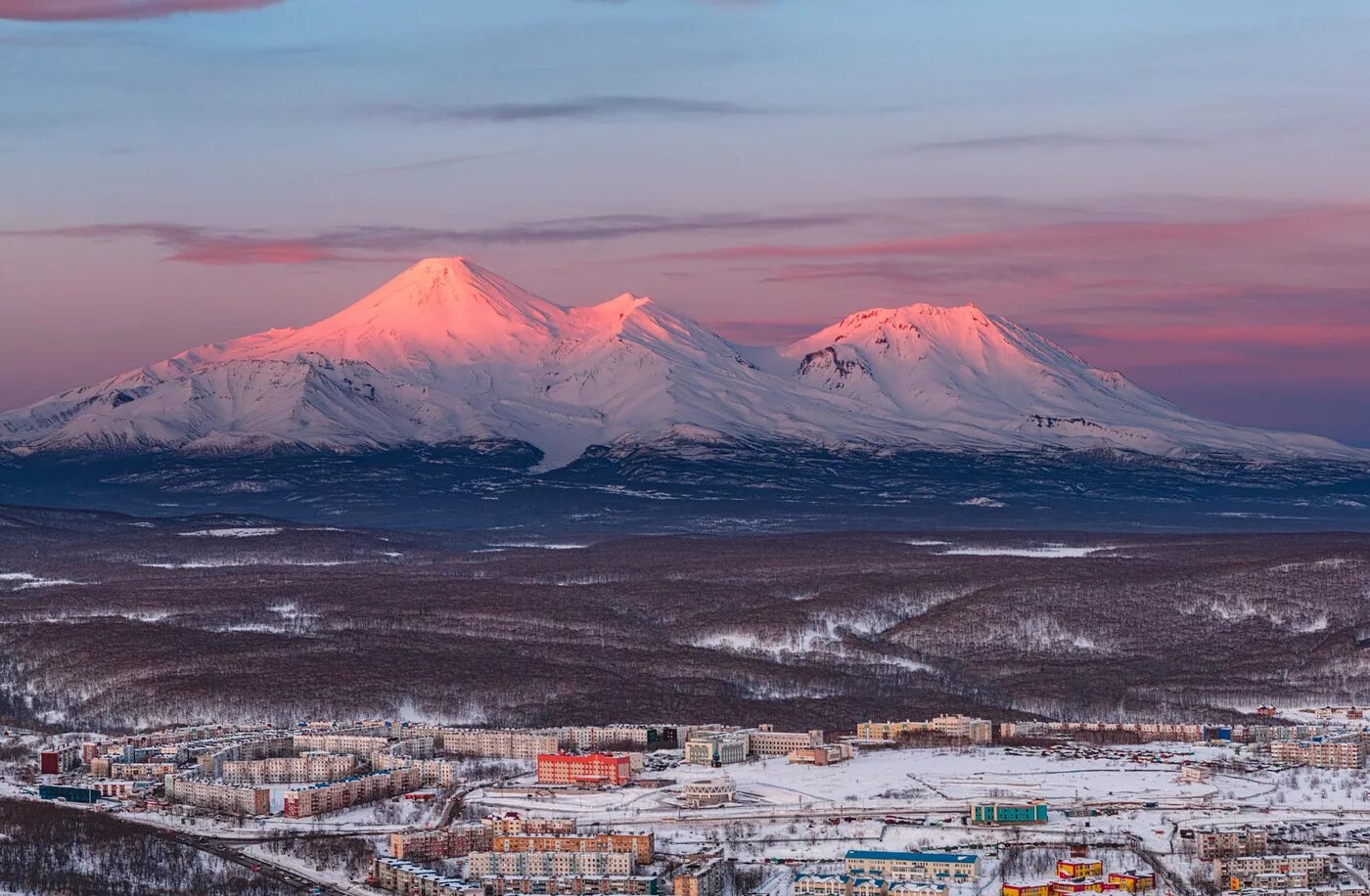 Сопка г. Авачинская сопка Петропавловск-Камчатский. Петропавловск-Камчатский Корякский вулкан. Три вулкана на Камчатке Авачинский Корякский и. Вулкан Авачинская сопка.