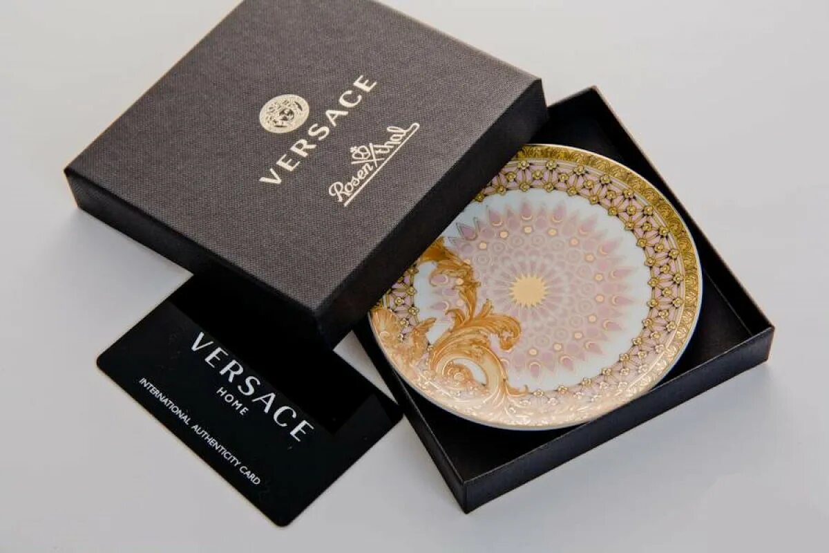 Versace упаковка. Версаче упаковки. Женская вода версаче туалетная белая. Версаче упаковки. Версаче серая коробка.