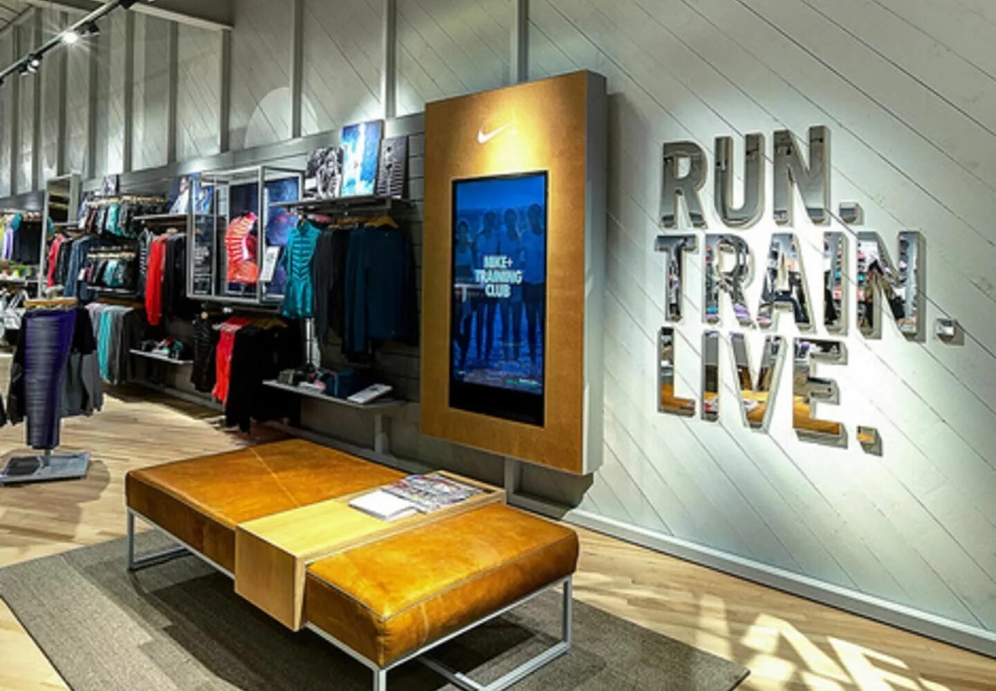 Nike shop Interior. Интерьер магазина одежды. Интерьер спортивного магазина. Интерьер магазина спортивной одежды. Lio store