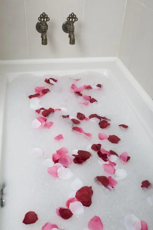 Розы в ванну с холодной водой. Ванна с лепестками. Ванная с лепестками роз. Ванная с пеной и лепестками роз. Лепестки роз в ванной.