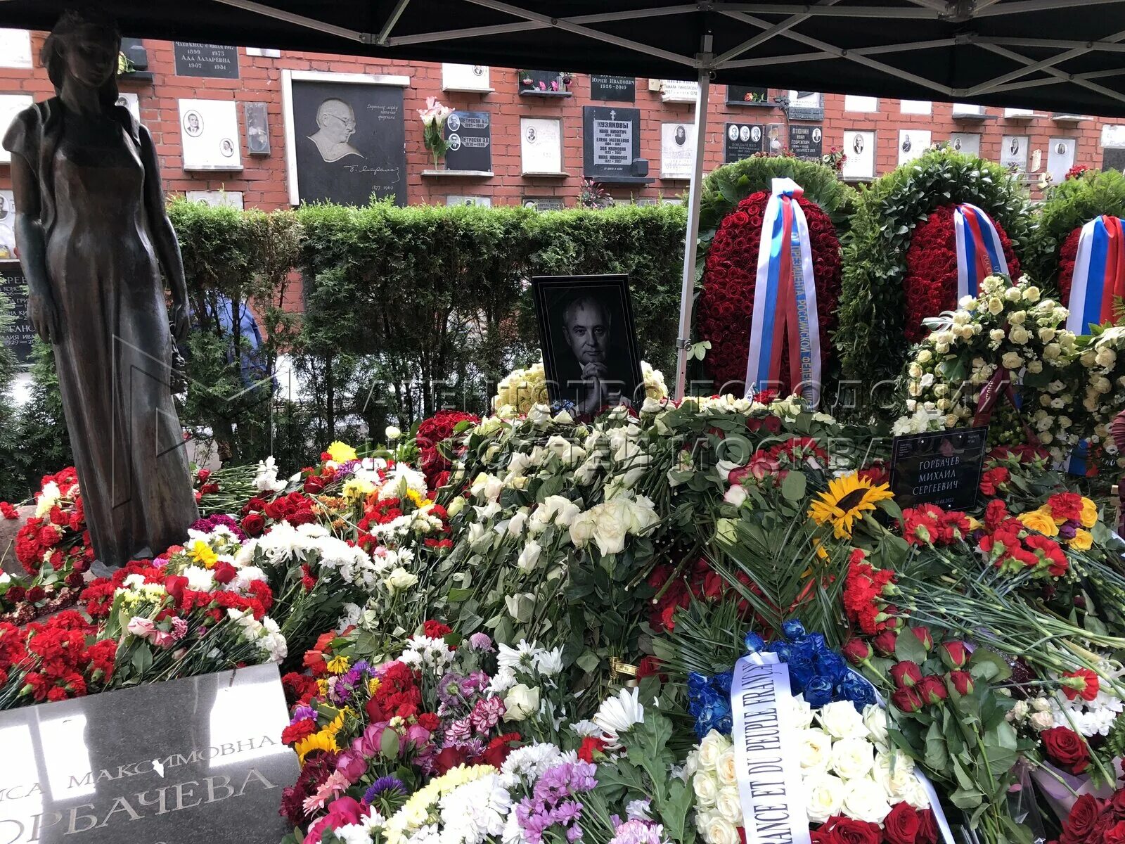 Новодевичье кладбище в москве. Новодевичье кладбище горбачева. Памятник на могиле раисы горбачевой. Могила раисы горбачевой на новодевичьем кладбище. Похороны горбачева михаила могила на новодевичьем кладбище.