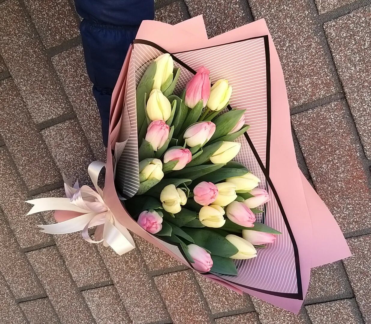 Оформление тюльпанов в букете. Букеты с тюльпанами оригинальные. Оформление тюльпанов в букете. Монобукет - тюльпаны. 15 тюльпанов букет.