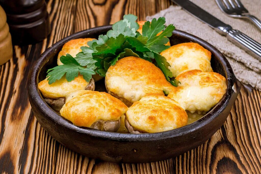 шампиньоны запеченные с сыром сулугуни. шампиньоны на кеци. картошка с шампиньонами. соко на кеци. шампиньоны в духовке с сыром сулугуни.