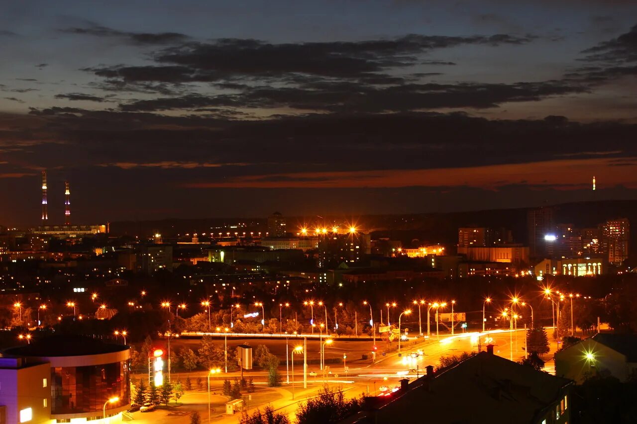 Ночной майкоп. Ночной Кемерово. Кемерово Кузбасс ночью. Ночной Майкоп с панорамы.
