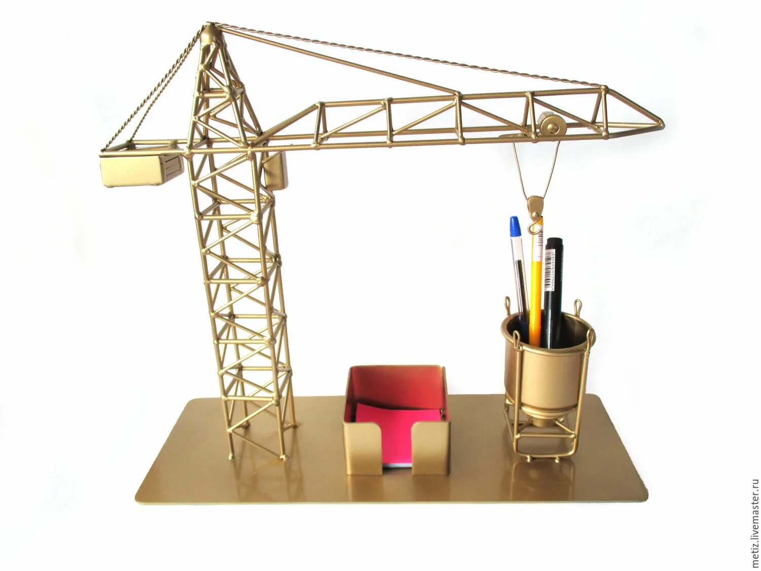 моделированный объект подъемный кран. башенный кран на белом фоне. моделированный объект подъемный кран. моделированный объект подъемный кран. рк 220 кран башенный.
