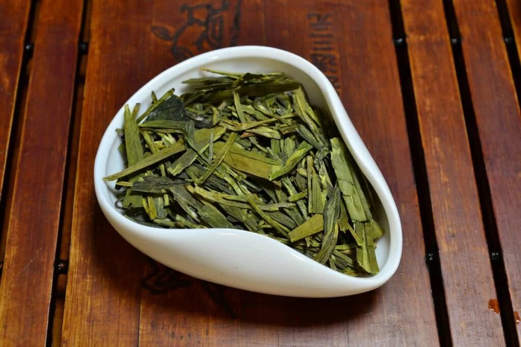 Какой зеленый чай купить лучший. Чай Лунцзин колодец дракона. Зеленый чай Лунцзин. Китайский чай Лунцзин. Зеленый чай лун Цзин "колодец дракона".