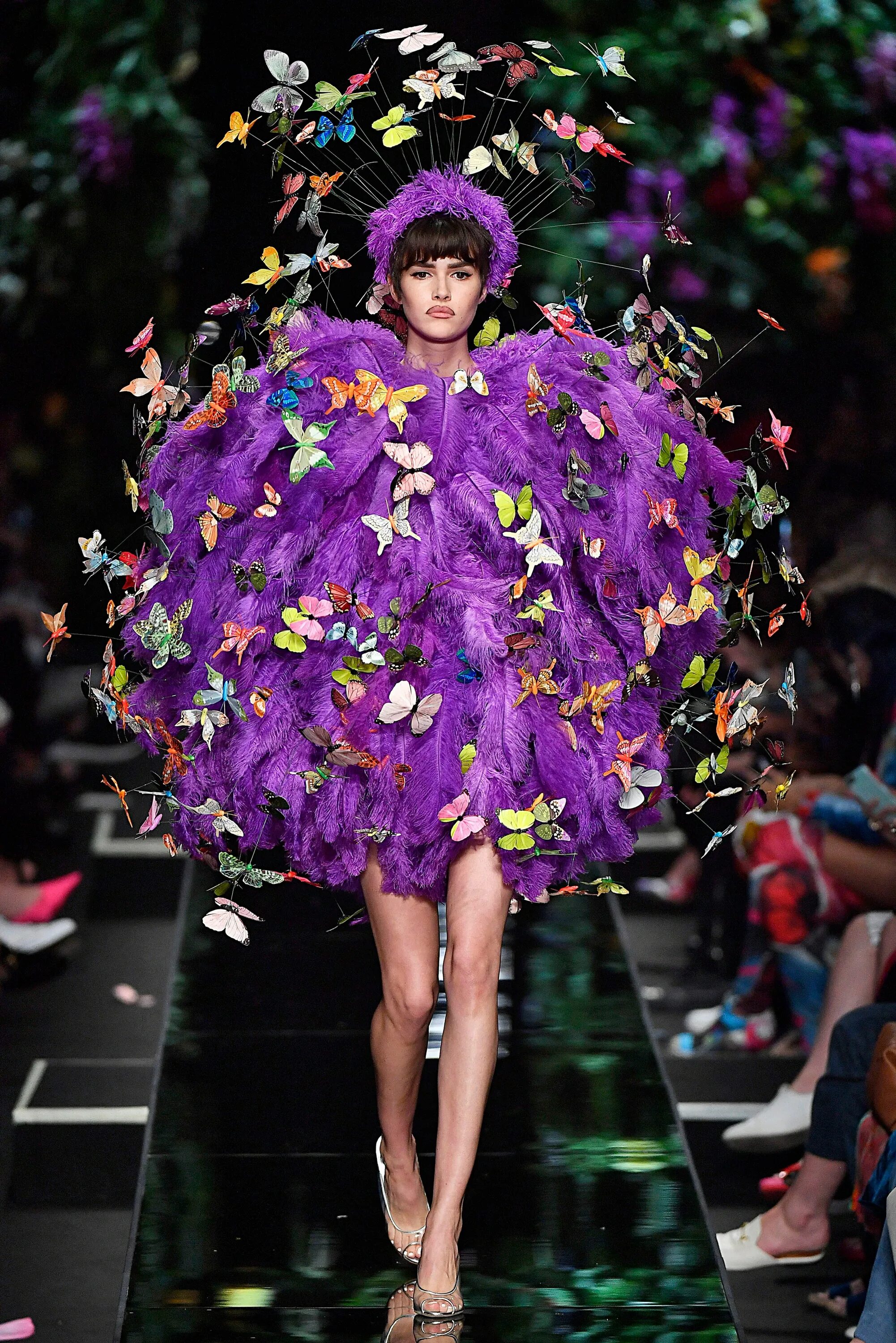 Сейчас модно цвете. Яркий показ мод. Модный показ в стиле растений. Мода фиолетовый цвет. Яркая одежда показ мод.