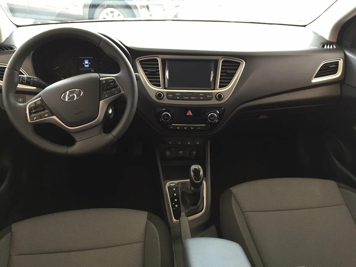 Hyundai solaris comfort 1. Хендай солярис комплектации элеганс. Хендай солярис комплектации комфорт 2013. Салон соляриса 2018. Солярис комплектация элеганс.