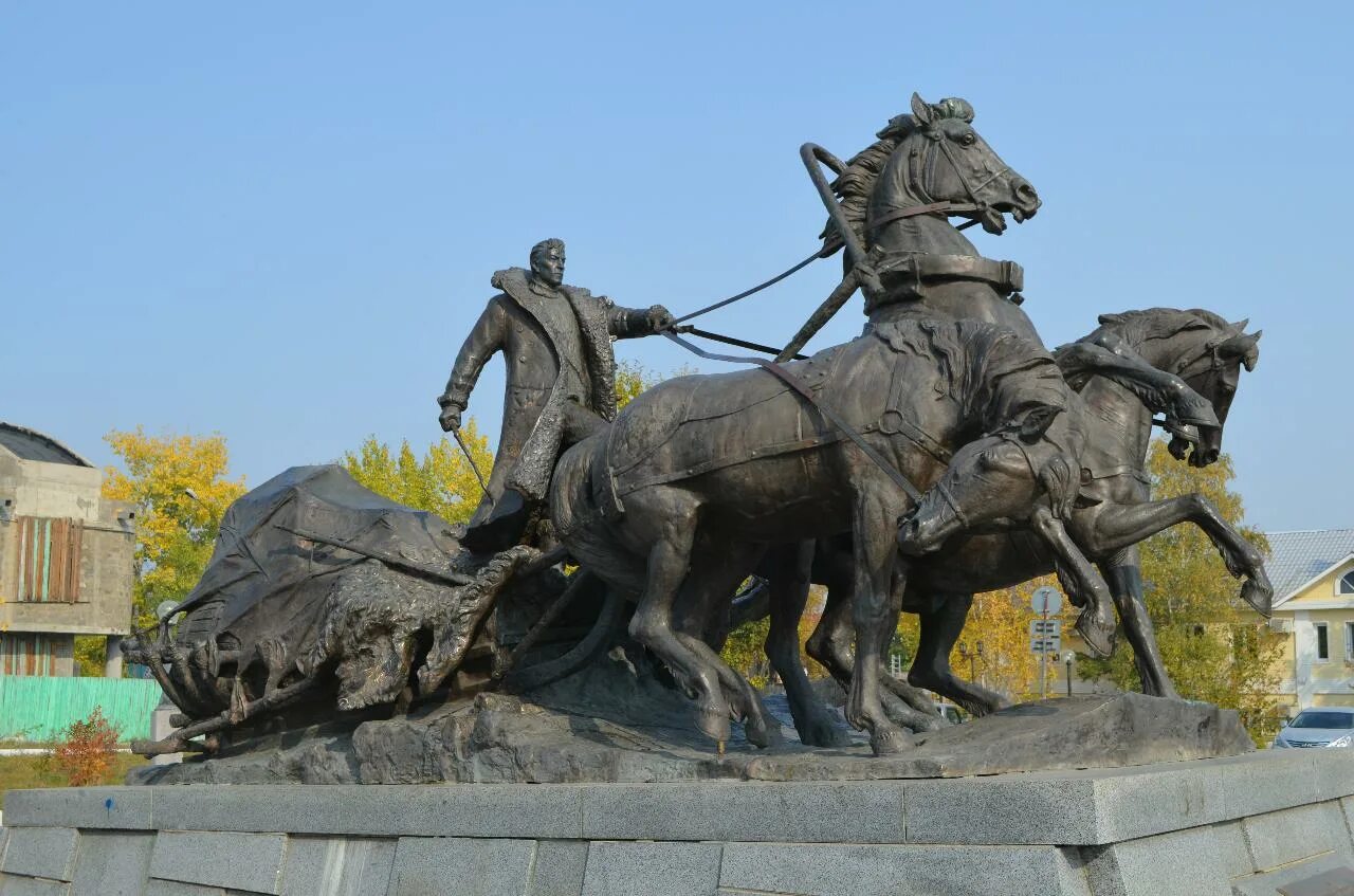 Ленск памятник тройка. Город Ленск монумент Ладья. Ленск три коня. Памятник тройка лошадей в Ленске.