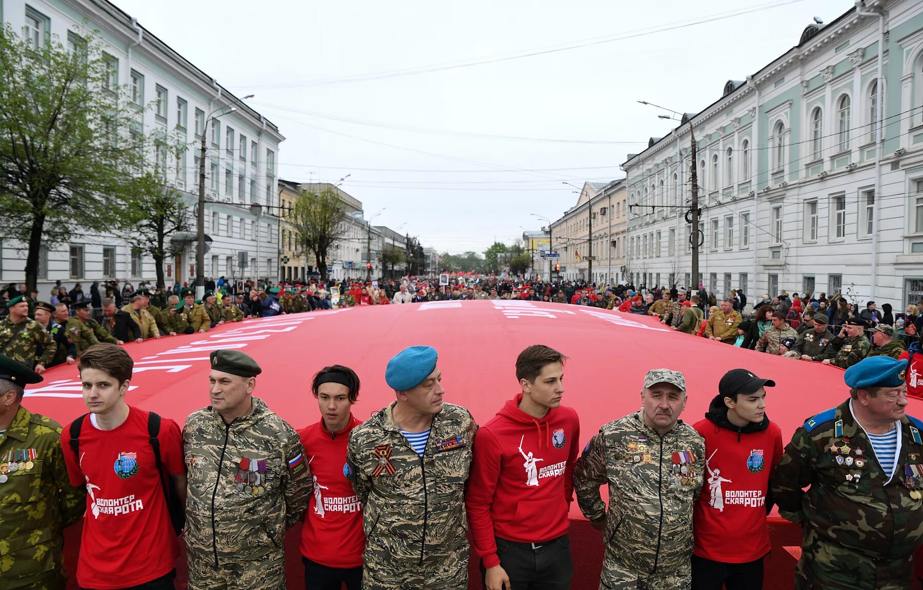 9 мая тверская область. Бессмертный полк Тверь. Бессмертный полк Тверь 2022. 9 Мая Тверь Бессмертный полк. Бессмертный полк в Твери 9 мая 2022.