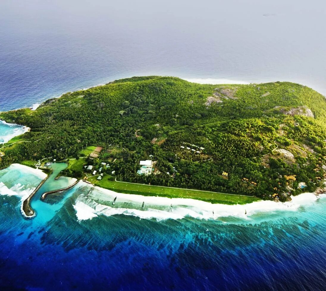 Остров человек в океане. Частный остров. Смотритель тропического острова. Самый большой частный остров. Остров Милитина.