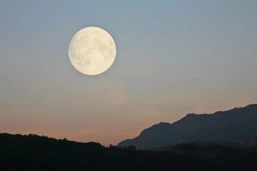 суперлуние дербент. луна утро. лунное небо. монстры типа 18 плюс луна луна. луна в момент.