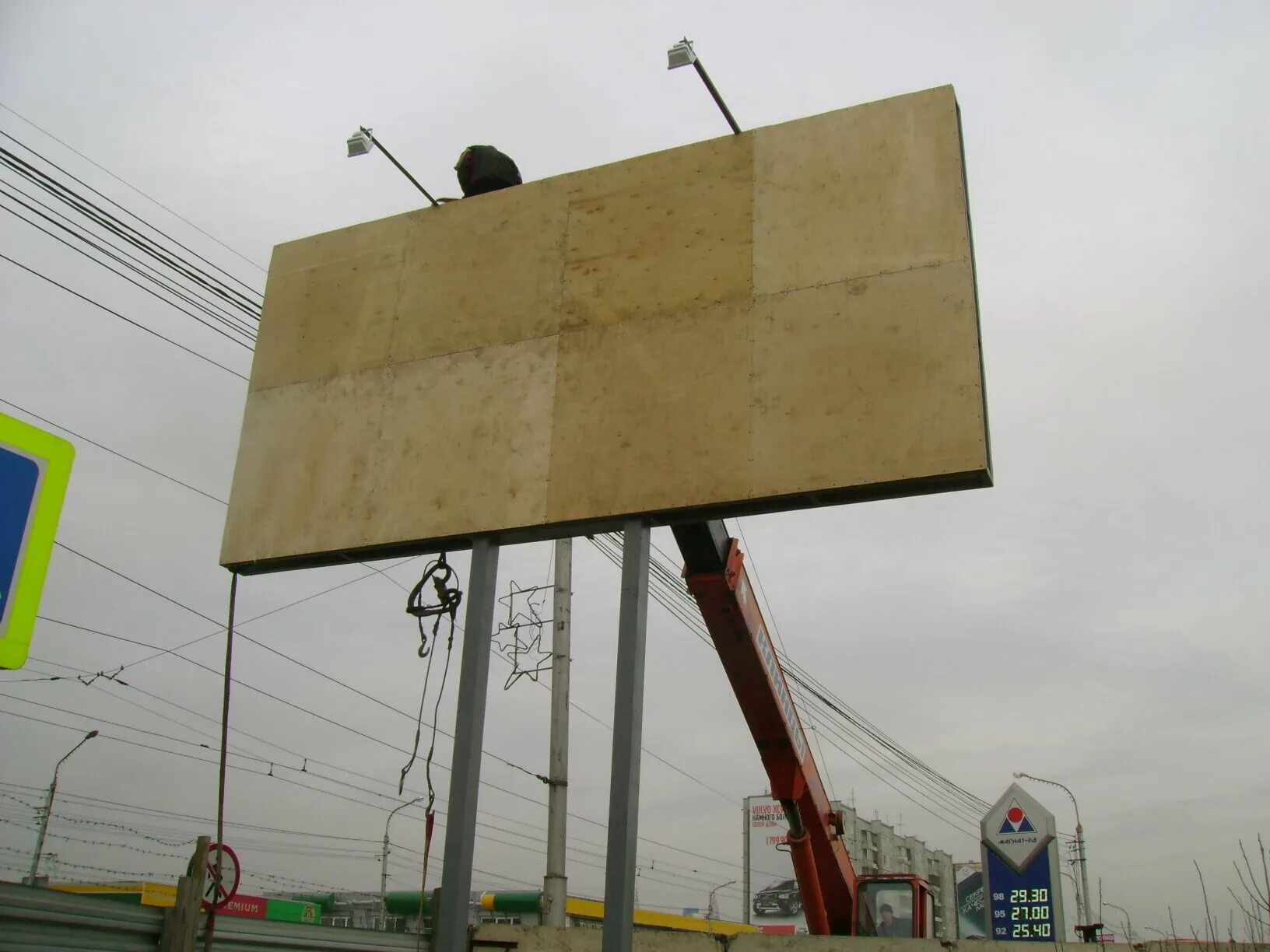 Реклама на щитах. Как сделать билборд. Рекламный щит. Как сделать билборд. Баннер рекламный уличный.
