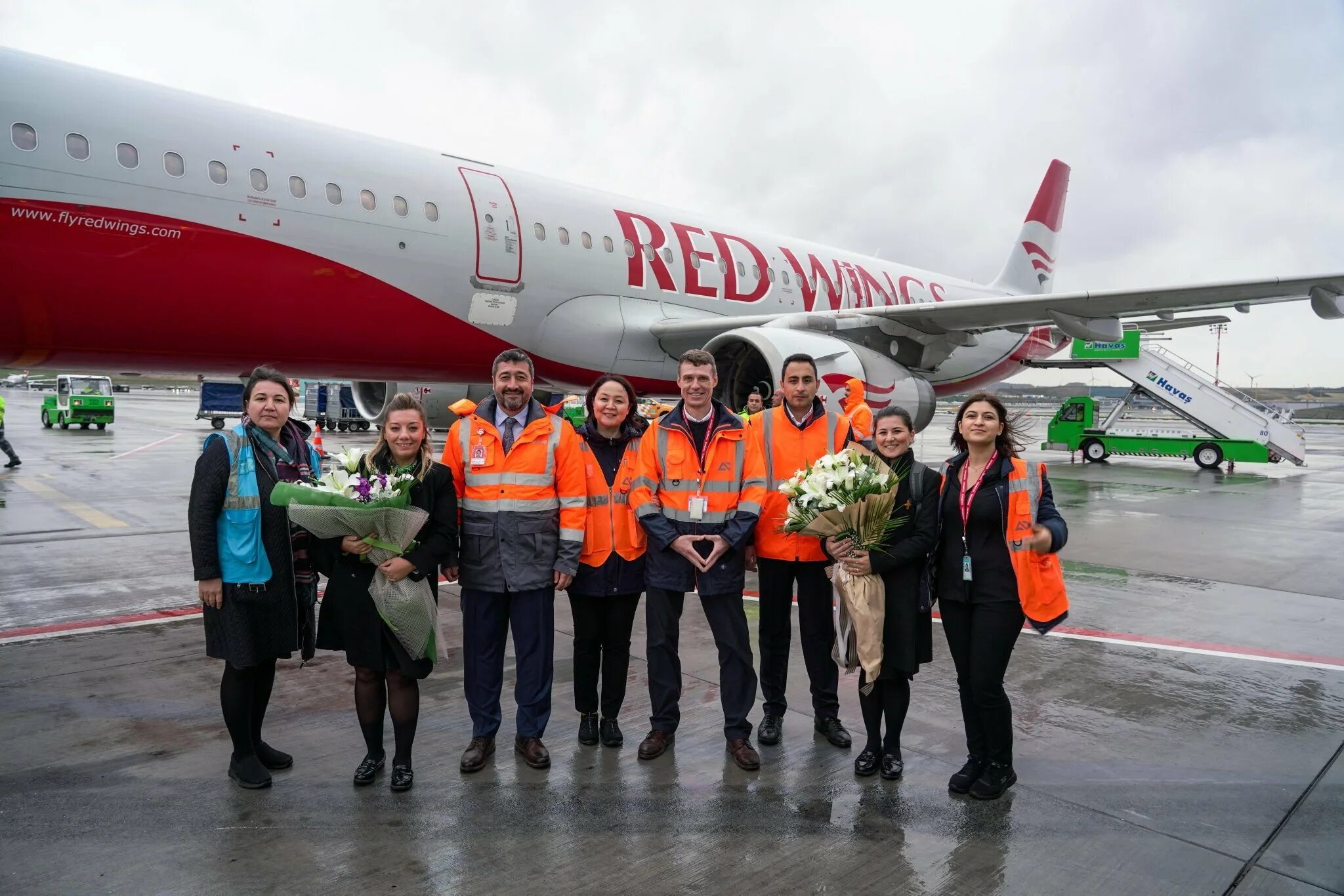 Red Wings Airlines авиакомпания. Red Wings Airlines самолеты. Пилоты авиакомпании ред Вингс.