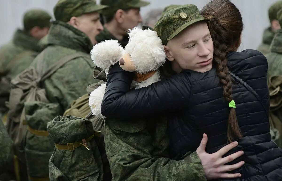 Военнослужащий. Солдаты России. Российский солдат с девушкой. Солдаты в армии. Люди которые помогли россии