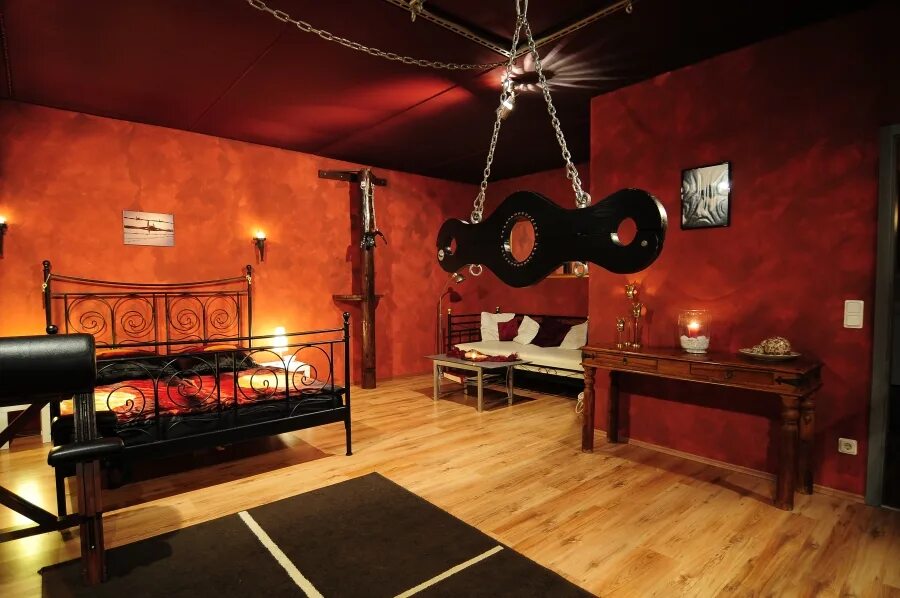 интерьер спальни в стиле бдсм. комната ролевых игр. подушкин красная комната. отель подушкин можайское шоссе. отель подушкин готика номер.