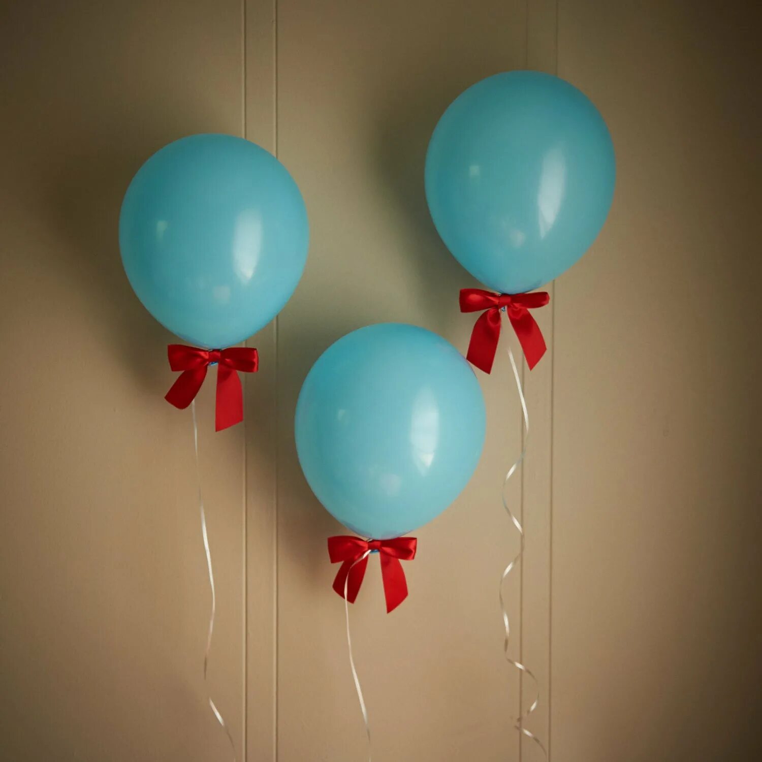 Доступ к шаре. Украсить комнату шариками. Воздушные шары с бантами. Воздушный шарик с ленточкой. Украшение комнаты шариками и ленточками.