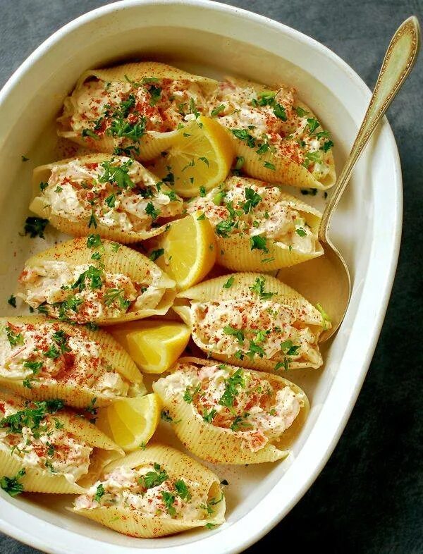 Большие макароны с мясом. Ракушки фаршированные мясом. Фаршированные ракушки в соусе в духовке. Фаршированные моллюски. Фаршированные ракушки в соусе.