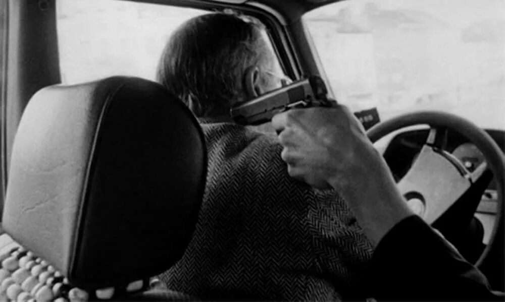 Человек кусает собаку фильм. Кадры из фильма человек кусает собаку. Человек кусает собаку лордфильм. Человек кусает собаку фильм. Человек кусает собаку фильм 1992.