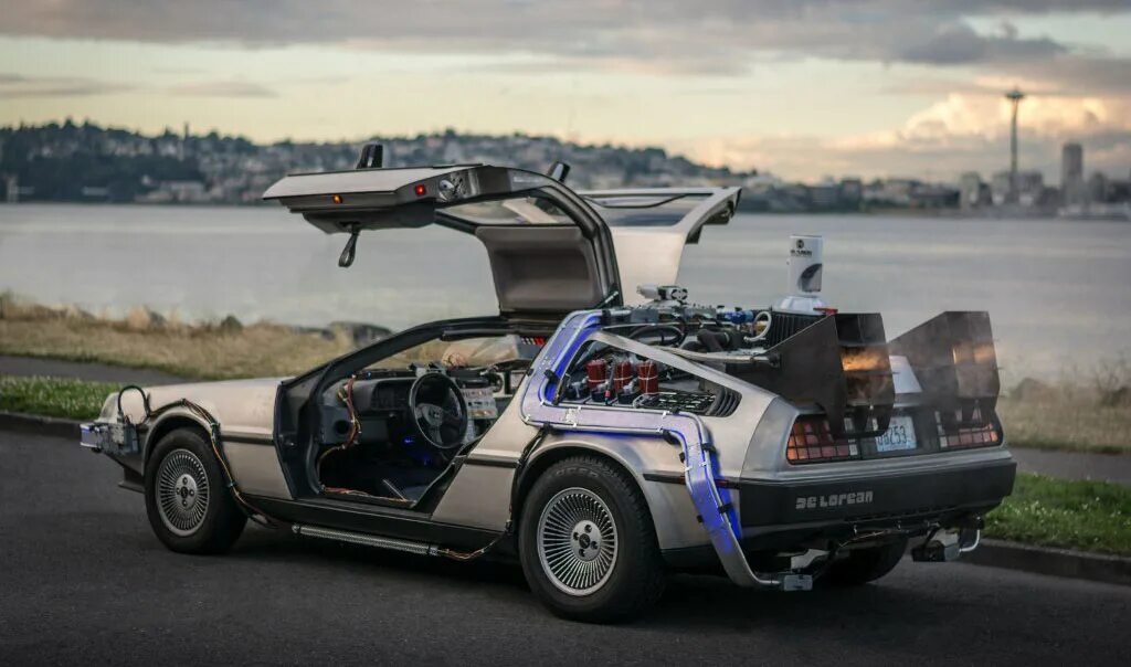 Машина времени автомобили. DELOREAN DMC-12. DELOREAN DMC-12 машина времени. Делориан DMC 12 назад в будущее. Делориан ДМС 12 машина времени.