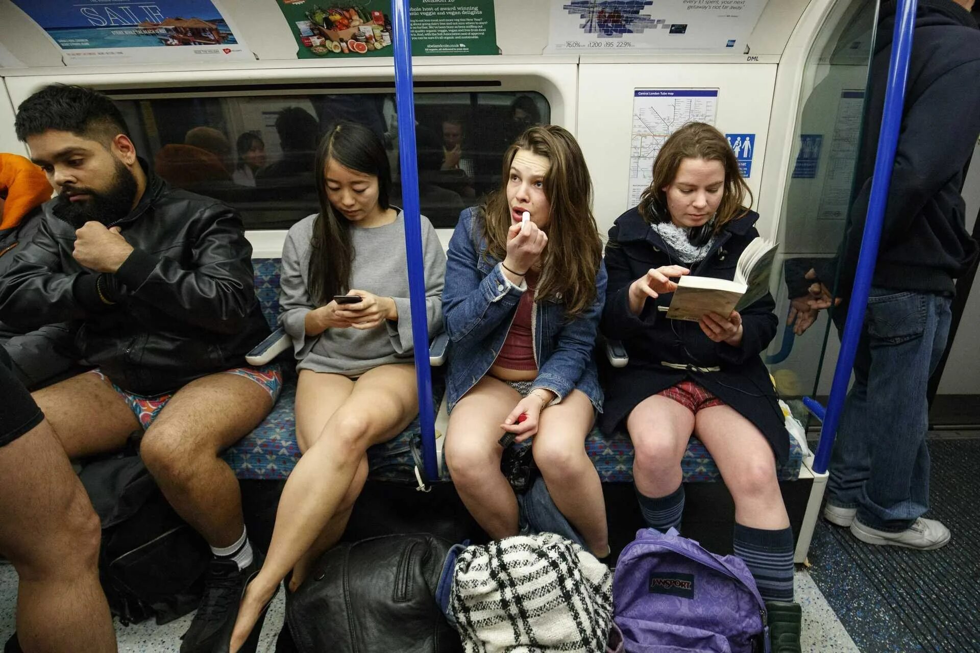 No Pants Subway Ride 2020. No Pants Subway Ride Москва. Флешмоб в метро без штанов 2018. Девочка в метро. Без штанов без цензуры