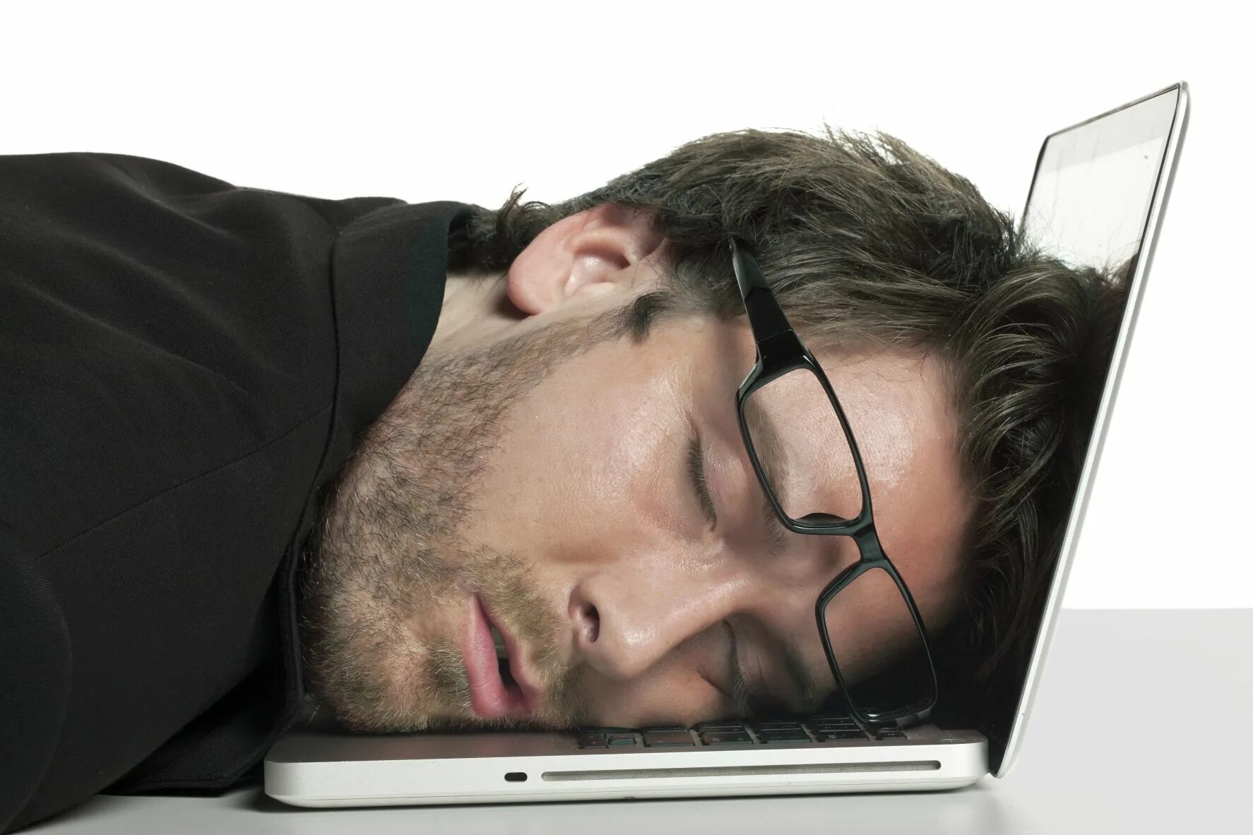 Он казался уставшим. Сонный человек. Спящий человек за компьютером. Человек уснул за компьютером.