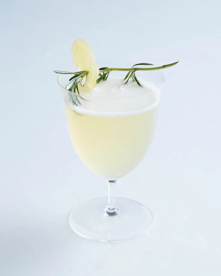 Напиток во время еды. Беллини коктейль. ginger pear напиток. коктейль беллини и россини.