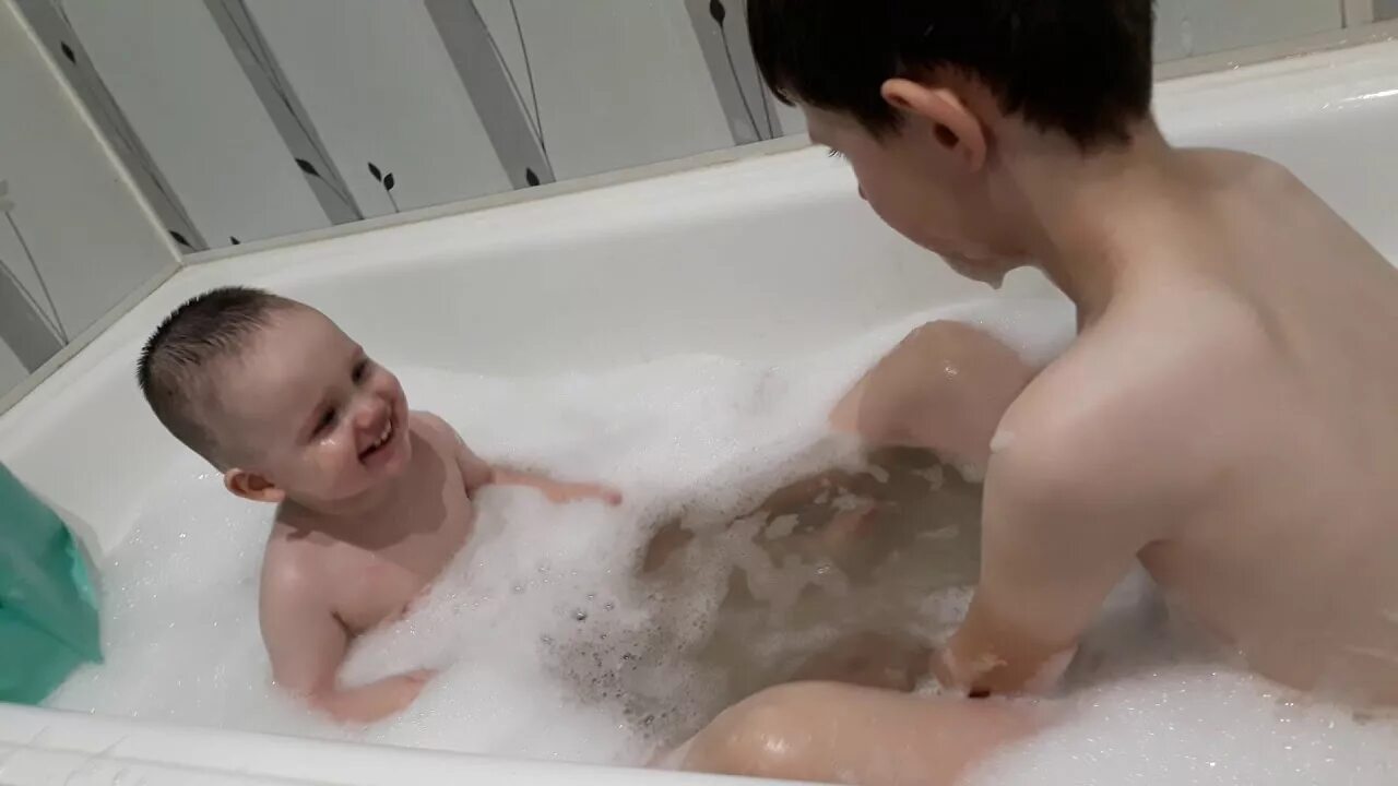 Мальчик купается в ванной. Купание мальчиков в ванной. Мальчик в ванне. Мальчишки в ванной. Мама моет голого сына