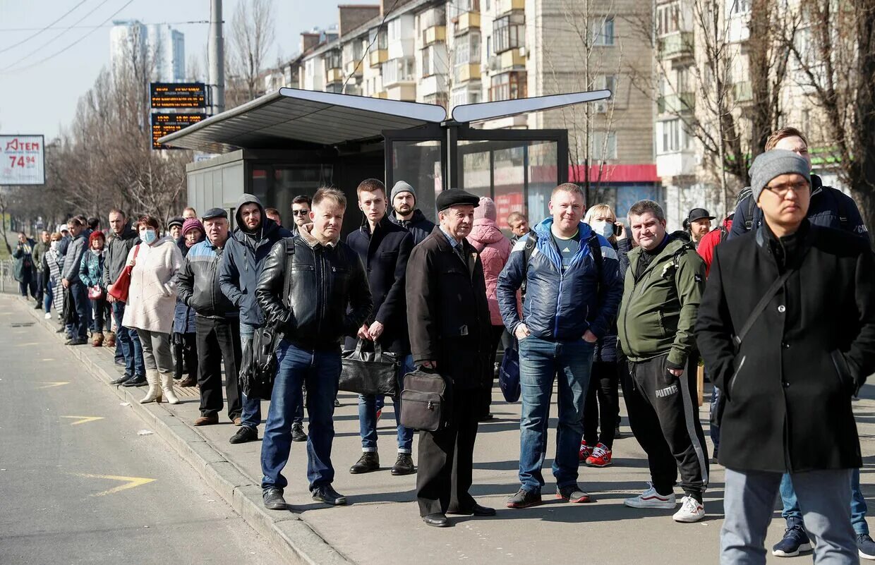 Очередь остановились. Толпа на остановке. Очередь на остановке. Много людей на остановке. Толпа народа на остановке.