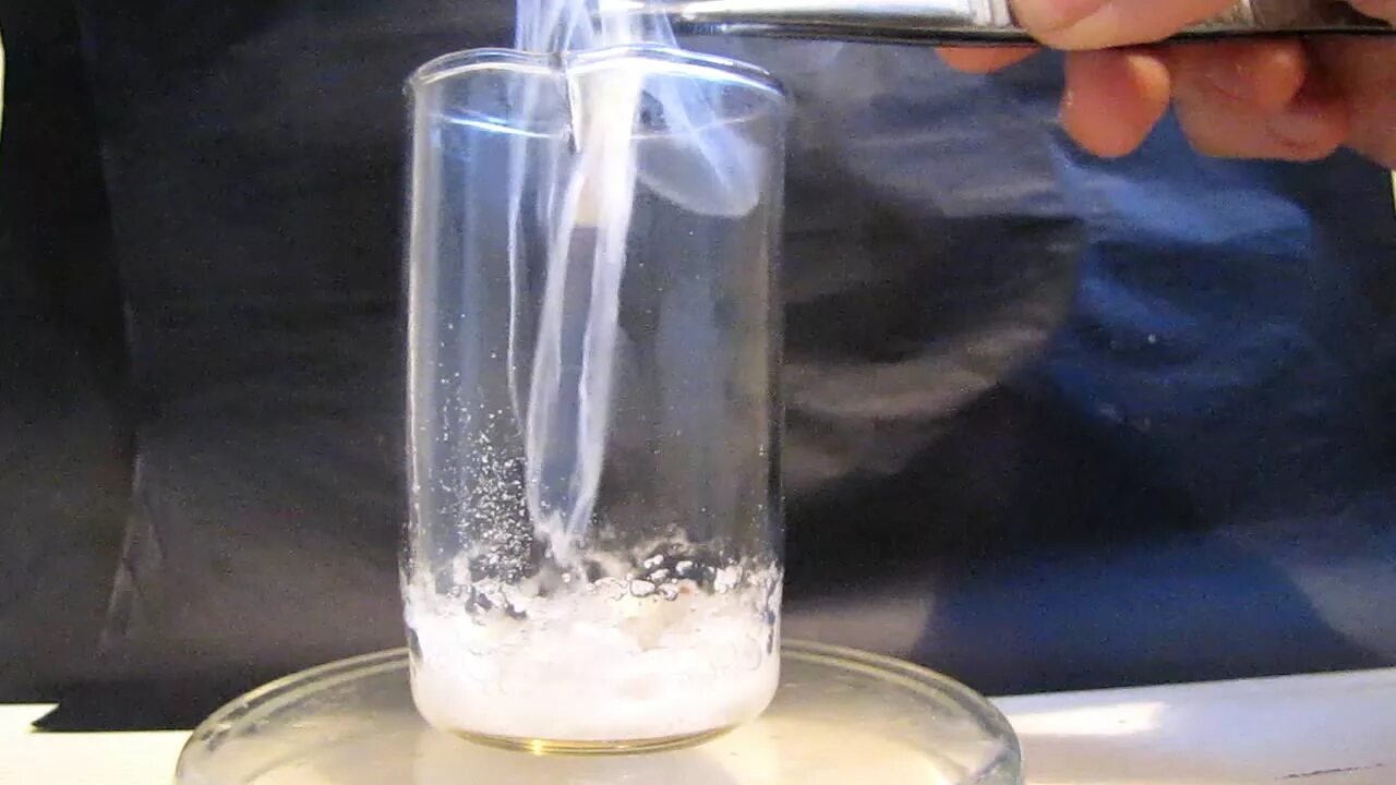 Химический опыт натрий. Растворение серной кислоты. Растворение в воде. Растворение в воде хлорида натрия.