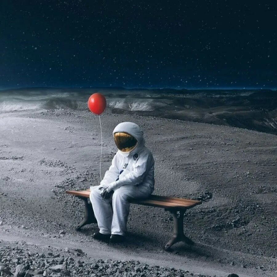 Я смотрю на луну и никак не. Одинокий космонавт. Космос одиночество. Космонавт на земле. Одинокий астронавт.
