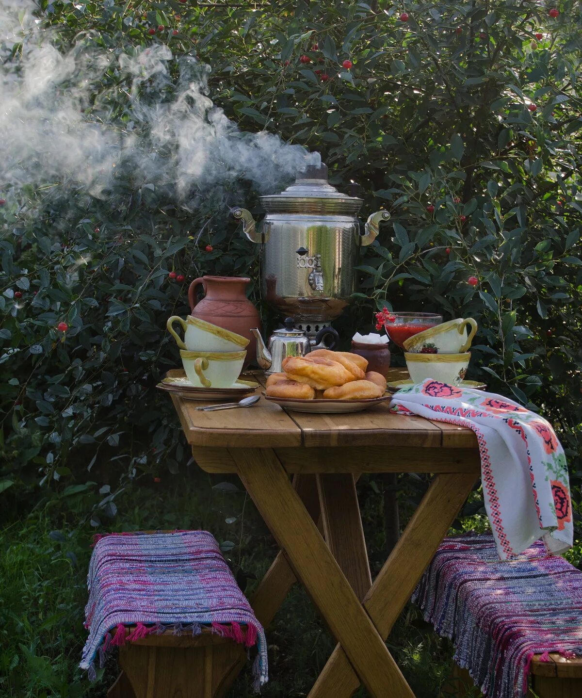 Чаепитие в саду. Чай самовар на природе. Чаепитие на даче. Чаепитие на природе.