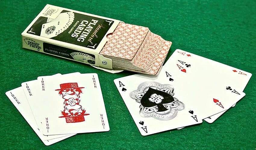 Покерные карты. Популярная карточная игра. Самые популярные карточные покеры. Карты тасовка. Покер сколько карт на столе