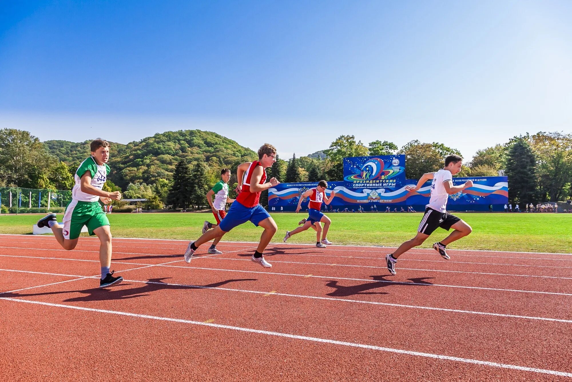 легкая атлетика бег. президентские игры 2018 в орленке. спринтерский бег в легкой атлетике. спорт соревнования. спортивные состезание.