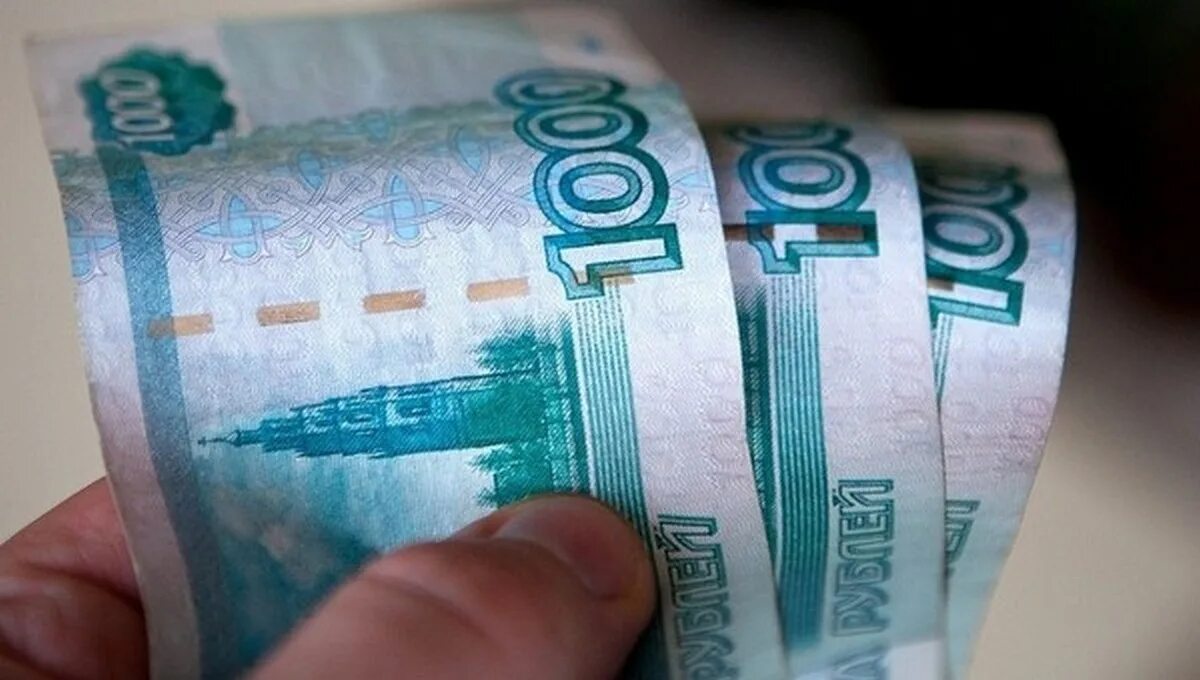 Дают 3000 рублей. 3 Тысячи рублей. 3000 Рублей на столе. Деньги 3000 рублей. Фото денег 3000 рублей.